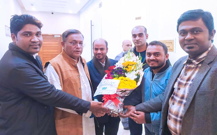 পররাষ্ট্রমন্ত্রীকে ফুল দিয়ে শুভেচ্ছা জানালো আইআরএফ